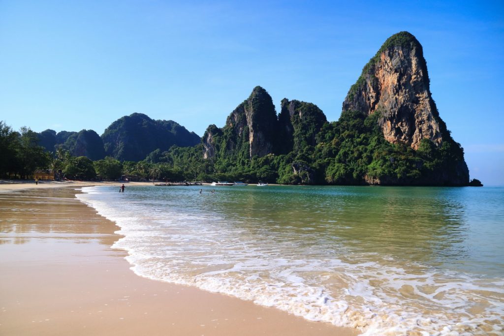 Imagen de la playa de Railay en Krabi, Tailandia, con arena, mar y cielo azul