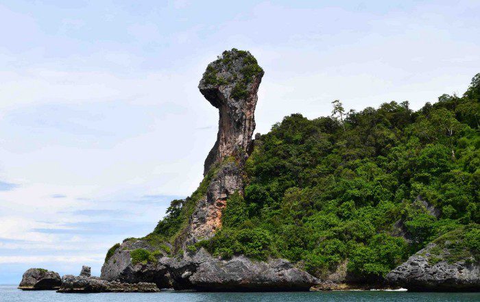 l'île aux poulets dans le krabi, où le rocher ressemble à une tête de poulet