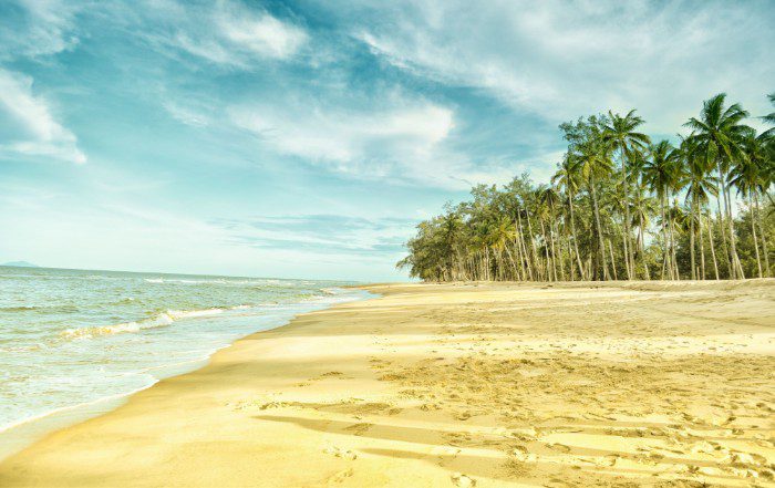 une plage de sable à Kok Tup