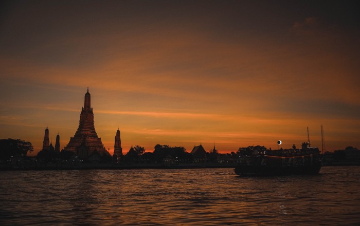 The Wat Arun along the Chao Phraya river is one of the sights you can see on boat tours in Thailand.