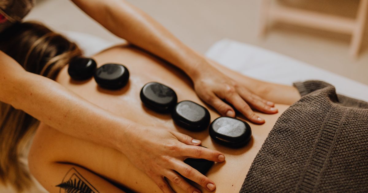 Faites-vous dorloter avec des massages apaisants et des traitements de réflexologie au marché de nuit de Krabi.