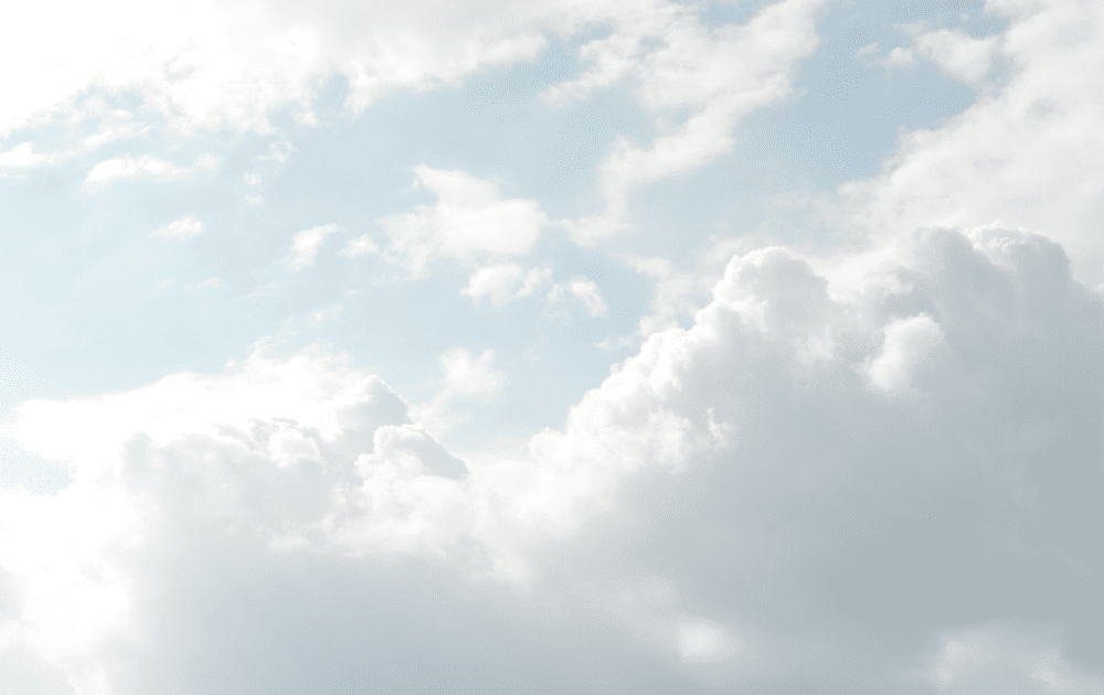 Nubes esponjosas con un fondo azul pálido