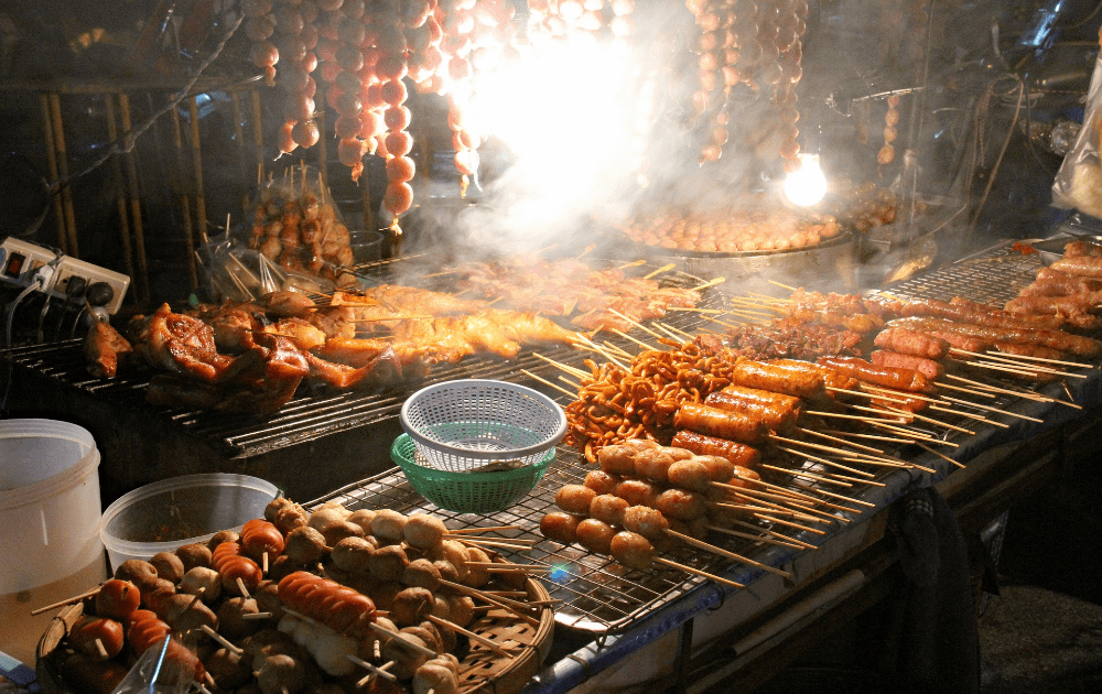 Comida callejera en el mercado nocturno de Krabi