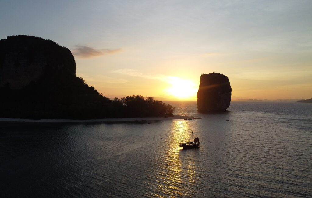 paseo en barco por aonang krabi al atardecer