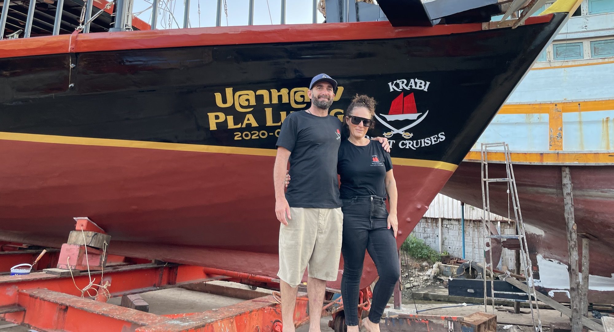 Michael et Carolyn de Krabi Sunset Cruises devant leur bateau pirate.