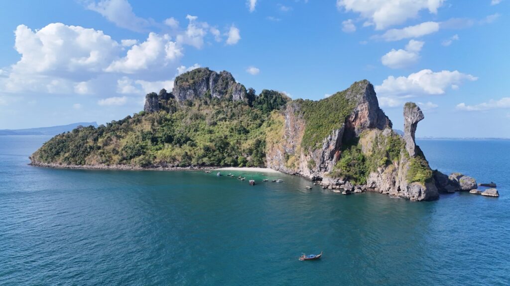 La isla del pollo en Krabi, Tailandia, desde el cielo