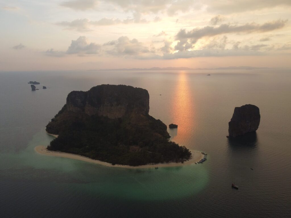 puesta de sol en la isla de poda - vista desde un dron