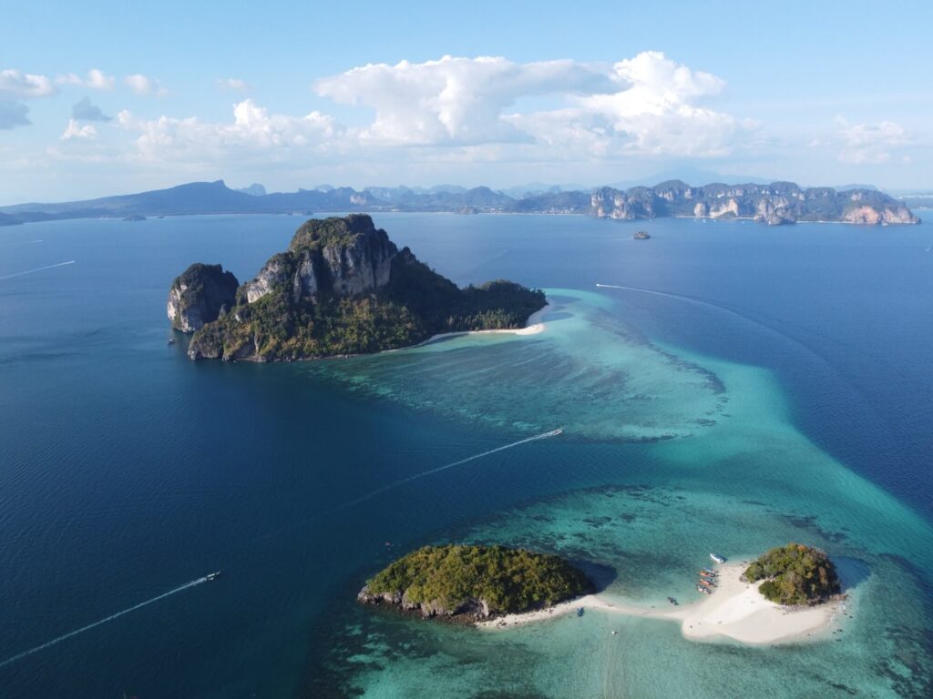 Koh Tub con la isla de Poda al fondo y las aguas azules de krabi desde el cielo