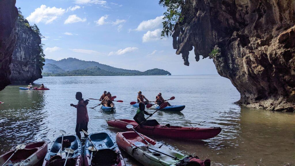 un groupe de kayaks dans une baie creuse au krabi