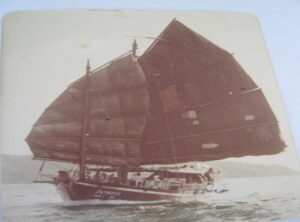 Fotografía de época del junco Pla Luang navegando a toda vela