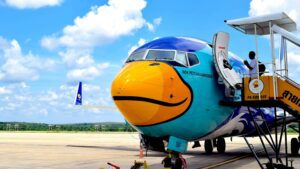 avión tailandés en pista en el aeropuerto de krabi