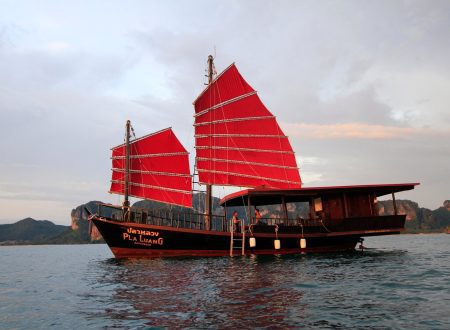 un primer plano del barco de krabi sunset cruises justo antes de la puesta de sol